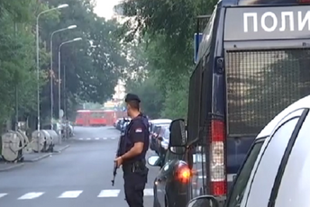 Zgrada ponovo opkoljena, traži se "proćelav" muškarac