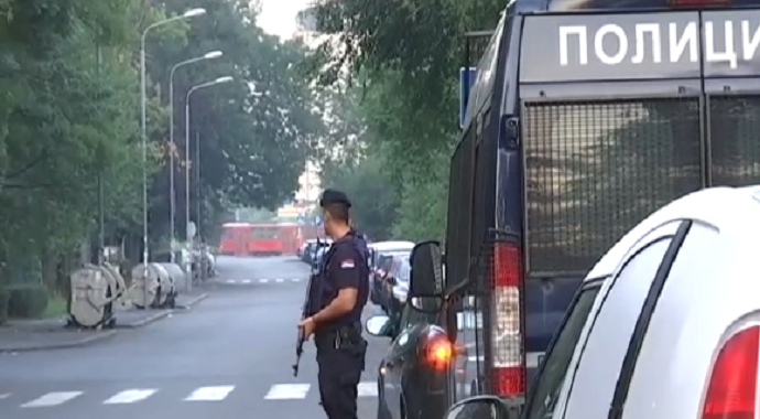 Zgrada ponovo opkoljena, traži se "proćelav" muškarac Zgrada ponovo opkoljena, traži se "proćelav" muškarac