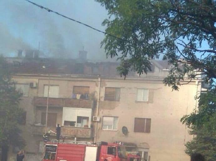 Nikšić: Izgorjela tri stana, sumnja se da je komšija podmetnuo požar! Nikšić: Izgorjela tri stana, sumnja se da je komšija podmetnuo požar!