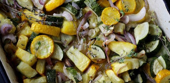 Brzo i jednostavno: Pečene tikvice s lukom i timijanom Brzo i jednostavno: Pečene tikvice s lukom i timijanom