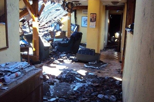 Nikšić: Voda oštetila brojne stanove prilikom gašenja požara Nikšić: Voda oštetila brojne stanove prilikom gašenja požara