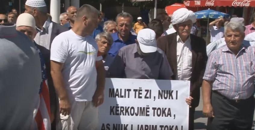 Albanci protestvuju zbog demarkacije: Ne poklanjamo zemlju Crnoj Gori Albanci protestvuju zbog demarkacije: Ne poklanjamo zemlju Crnoj Gori