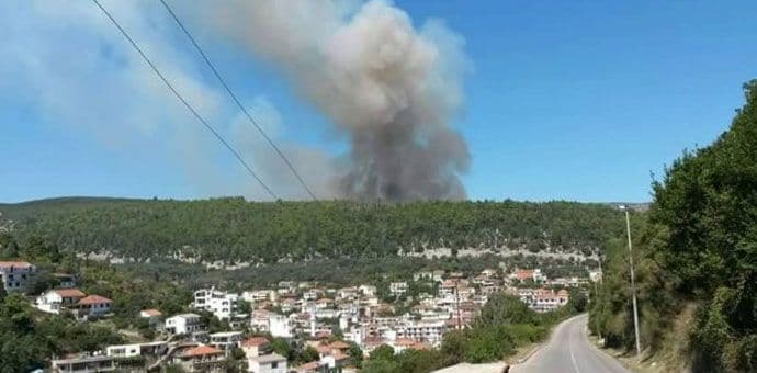Vatrogasci kontrolišu sve linije vatre prema gradu Vatrogasci kontrolišu sve linije vatre prema gradu