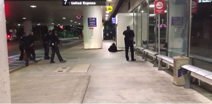 LA: Paniku na aerodromu izazvao "Zoro" sa plastičnim mačem LA: Paniku na aerodromu izazvao "Zoro" sa plastičnim mačem