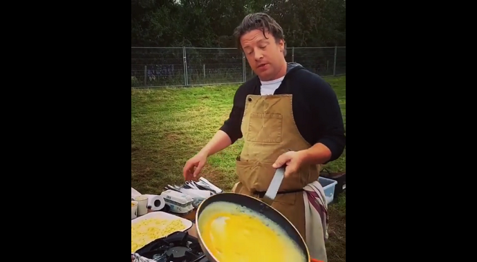 Čarolije Džemi Olivera: Omlet za tren oka (Video) Čarolije Džemi Olivera: Omlet za tren oka (Video)