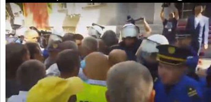 HAOS: "Kapovci" htjeli na silu u Skupštinu, policija intervenisala (FOTO, VIDEO) HAOS: "Kapovci" htjeli na silu u Skupštinu, policija intervenisala (FOTO, VIDEO)