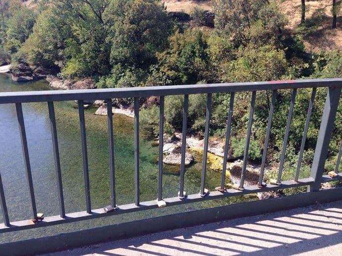 FOTO: Viseći most u Podgorici: Zaklinjanje na vječnu ljubav FOTO: Viseći most u Podgorici: Zaklinjanje na vječnu ljubav