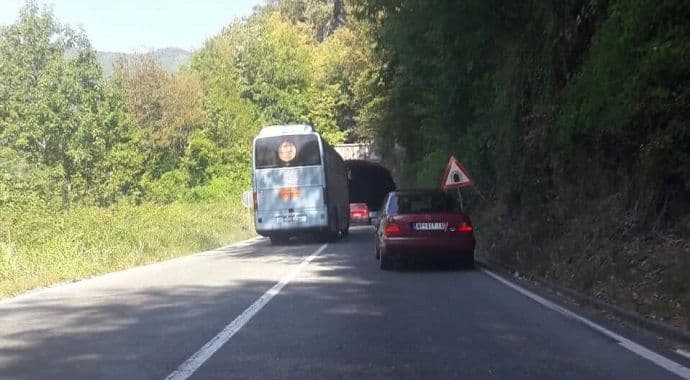 Na najrizičnijoj trasi vozač autobusa preticao preko pune linije ispred tunela Na najrizičnijoj trasi vozač autobusa preticao preko pune linije ispred tunela