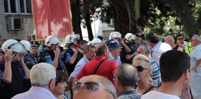 Stojanović odmah obavijestio Danilovića o incidentu ispred parlamenta! Stojanović odmah obavijestio Danilovića o incidentu ispred parlamenta!