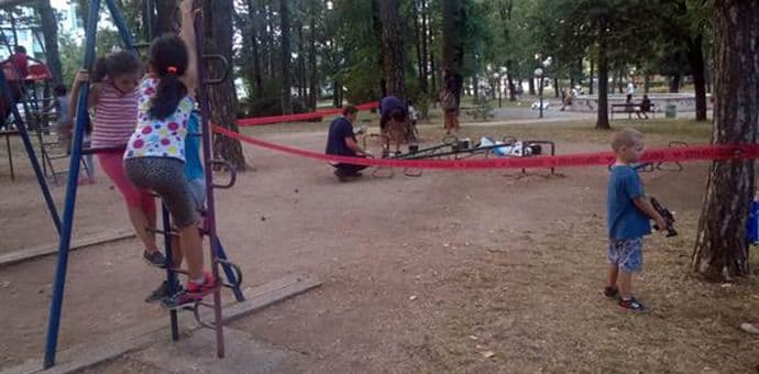 Grupa mladića uređuje igralište u Nikšiću: Nije važno ko smo, ovo radimo zbog djece Grupa mladića uređuje igralište u Nikšiću: Nije važno ko smo, ovo radimo zbog djece