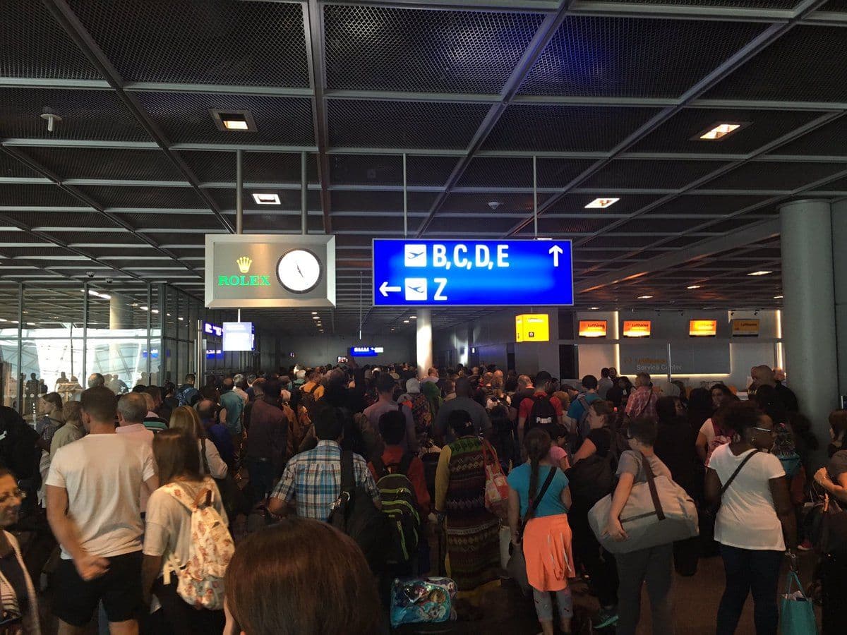 Nemarni putnik izazvao paniku na aerodromu u Frankfurtu Nemarni putnik izazvao paniku na aerodromu u Frankfurtu