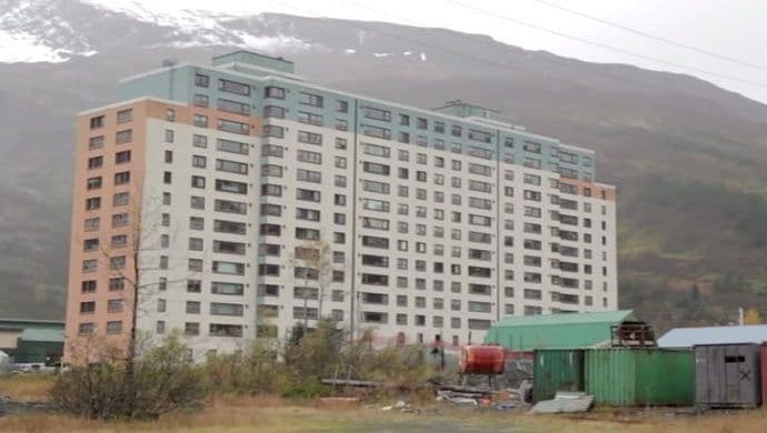 Cijeli grad živi u jednoj zgradi: Svi moraju da dođu do mraka...(VIDEO) Cijeli grad živi u jednoj zgradi: Svi moraju da dođu do mraka...(VIDEO)