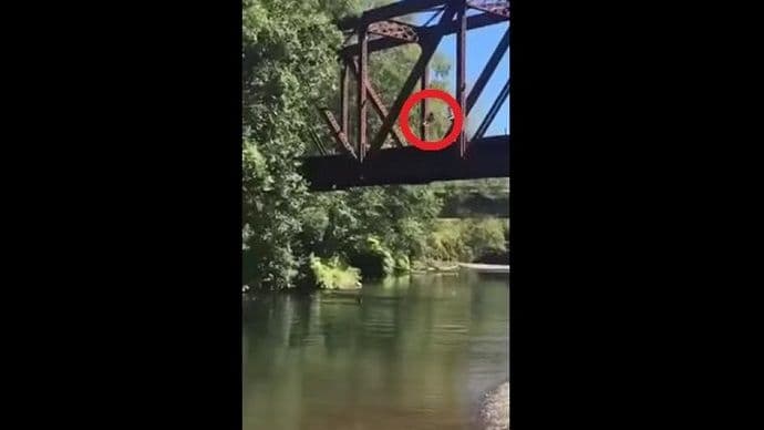 Bacio dijete (4) s mosta jer mu je bilo zabavno(VIDEO) Bacio dijete (4) s mosta jer mu je bilo zabavno(VIDEO)