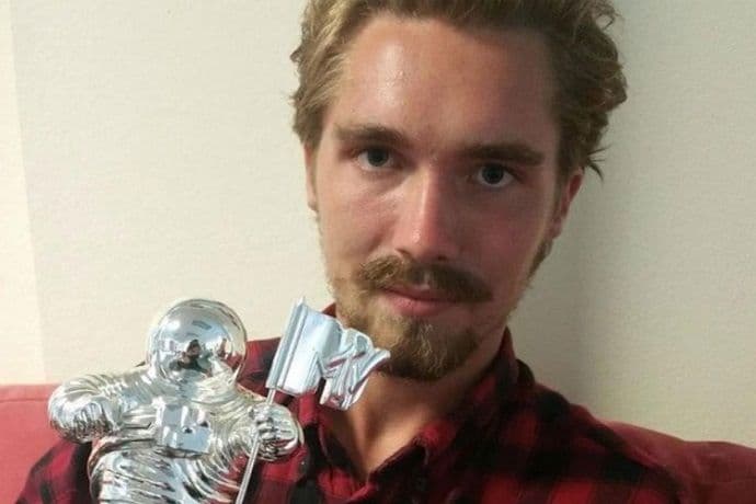 Beskućnik prodaje MTV nagradu Majli Sajrus za 13.500 eura Beskućnik prodaje MTV nagradu Majli Sajrus za 13.500 eura