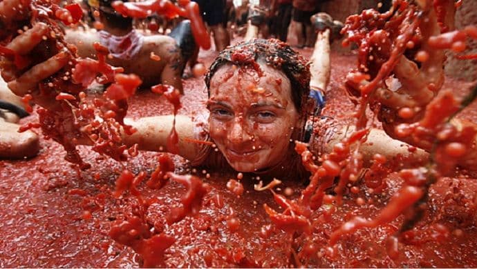 Tomatina festival u Španiji: 160 tona paradajza za gađanje i igru Tomatina festival u Španiji: 160 tona paradajza za gađanje i igru