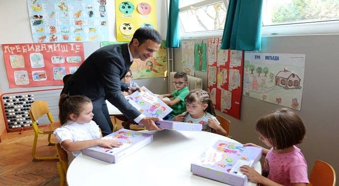 Prvacima dodijeljeni besplatni kompleti udžbenika Prvacima dodijeljeni besplatni kompleti udžbenika