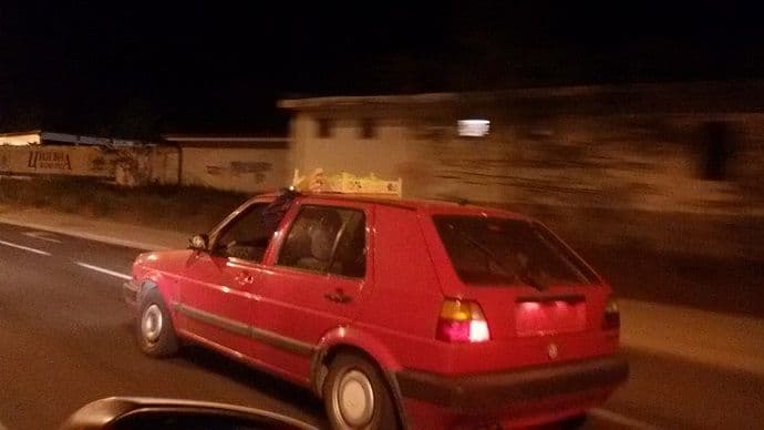 Podgorički KRALJ saobraćaja: Jednom rukom drži gajbe, drugom vozi Podgorički KRALJ saobraćaja: Jednom rukom drži gajbe, drugom vozi