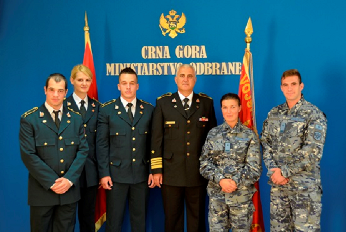 Samardžić unaprijedio oficire koji su završili školovanje u Italiji i Makedoniji Samardžić unaprijedio oficire koji su završili školovanje u Italiji i Makedoniji