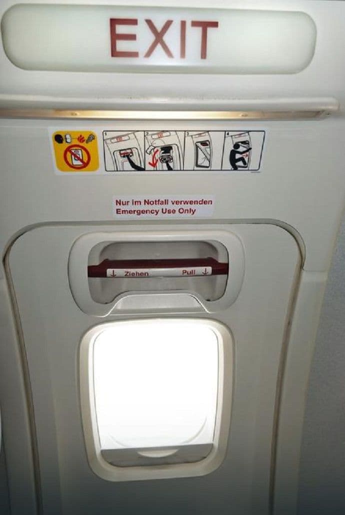 Raskid u avionu: Tinejdžer želio da iskoči! Raskid u avionu: Tinejdžer želio da iskoči!