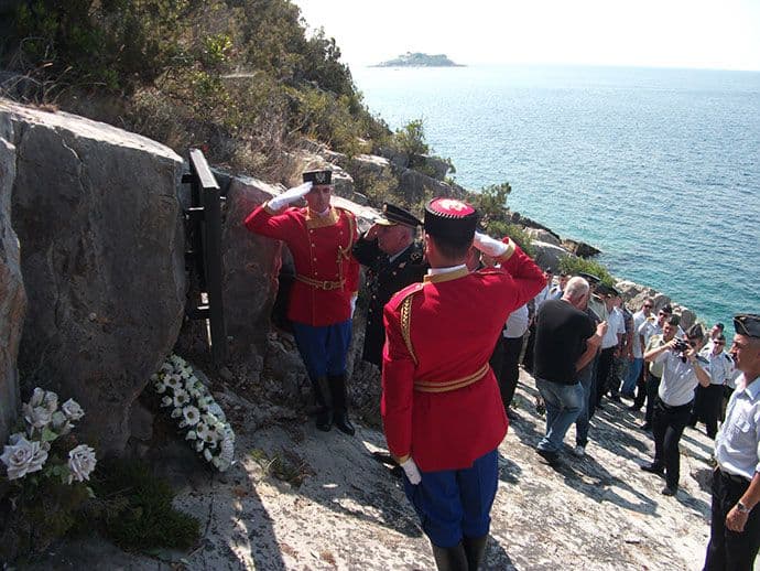 U uvali Dobreč položen vijenac na spomen ploču poginulim pilotima U uvali Dobreč položen vijenac na spomen ploču poginulim pilotima