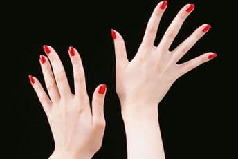 Ruke ne odaju samo vaše godine već i da li bolujete od neke ozbiljne bolesti Ruke ne odaju samo vaše godine već i da li bolujete od neke ozbiljne bolesti