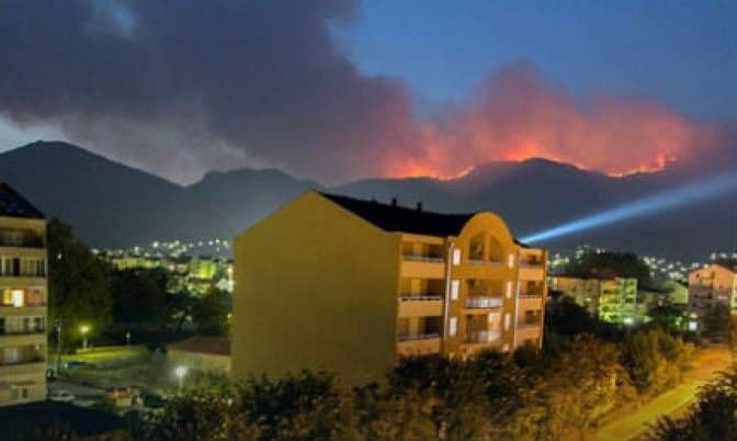 Požari okružili Trebinje: Vatra prijeti kućama Požari okružili Trebinje: Vatra prijeti kućama