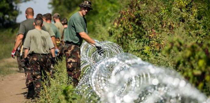Mađarska na granicu sa Srbijom šalje naoružane "lovce na migrante" Mađarska na granicu sa Srbijom šalje naoružane "lovce na migrante"