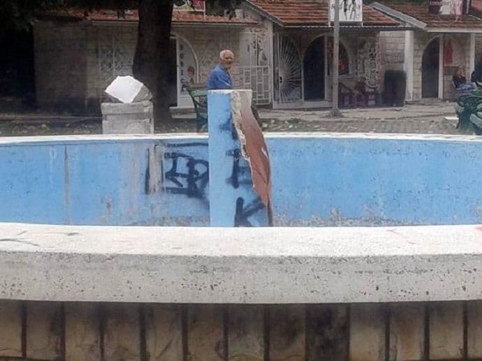 NK: Razbijena fontana kod Doma revolucije (FOTO) NK: Razbijena fontana kod Doma revolucije (FOTO)