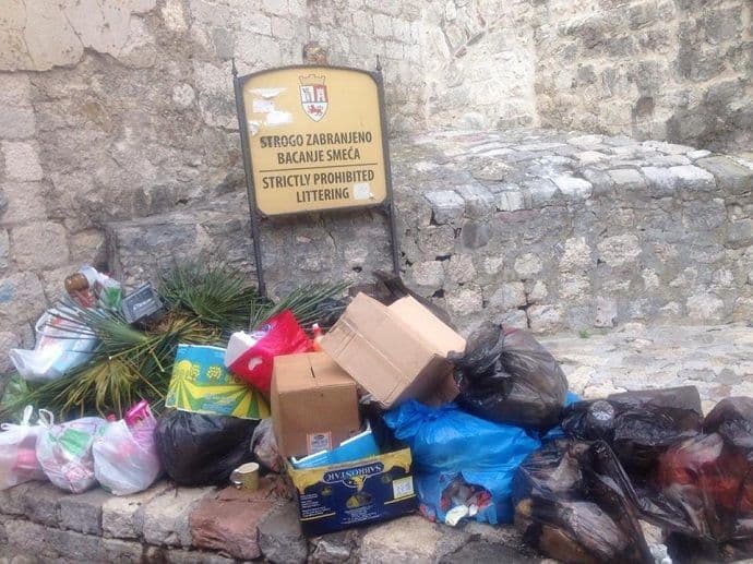 Kotor: Neko je, očigledno, svoju sreću našao u smeću (FOTO) Kotor: Neko je, očigledno, svoju sreću našao u smeću (FOTO)