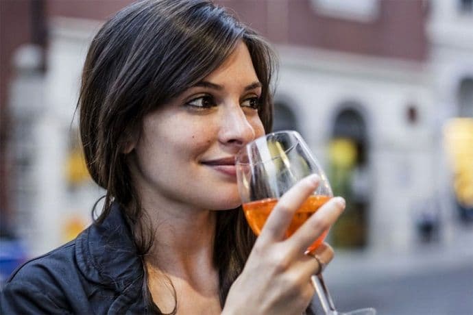 Jedna čaša vina dnevno smanjuje šanse ženama da zatrudne Jedna čaša vina dnevno smanjuje šanse ženama da zatrudne