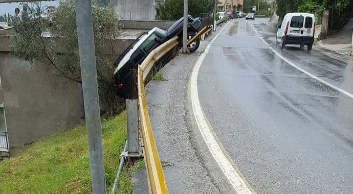 Saobraćajne nesreće: Džip visi iznad dvorišta, odron smrskao vozilo Saobraćajne nesreće: Džip visi iznad dvorišta, odron smrskao vozilo