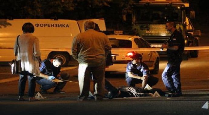 Detalji sinoćnje tragedije: Djevojka se ranjena i krvava jedva dokopala svog stana Detalji sinoćnje tragedije: Djevojka se ranjena i krvava jedva dokopala svog stana