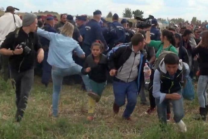 Mađarska: Optužena snimateljka koja je saplitala izbjeglice Mađarska: Optužena snimateljka koja je saplitala izbjeglice