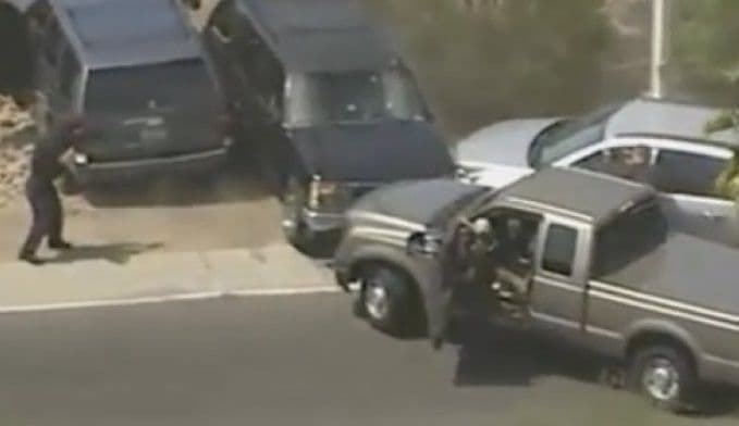 Policajac u Finiksu upucao pljačkaša ( uznemirujući video) Policajac u Finiksu upucao pljačkaša ( uznemirujući video)