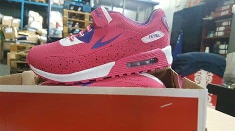 Carinici zadržali sumnjive patike marke "Nike" Carinici zadržali sumnjive patike marke "Nike"