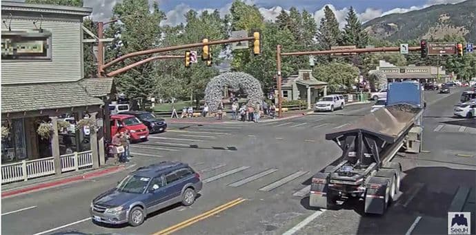 Raskrsnica koju hiljade ljudi stalno prati, a niko ne zna zašto (VIDEO) Raskrsnica koju hiljade ljudi stalno prati, a niko ne zna zašto (VIDEO)