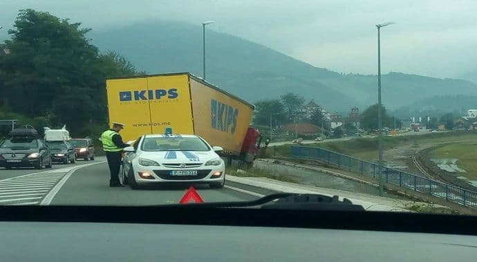 Šleper ''KIPS-a'' umalo sletio sa puta (Foto) Šleper ''KIPS-a'' umalo sletio sa puta (Foto)