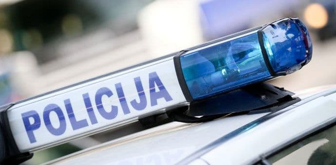 Nasrnuo na policajca jer je htio da ga kazni zbog parkiranja Nasrnuo na policajca jer je htio da ga kazni zbog parkiranja