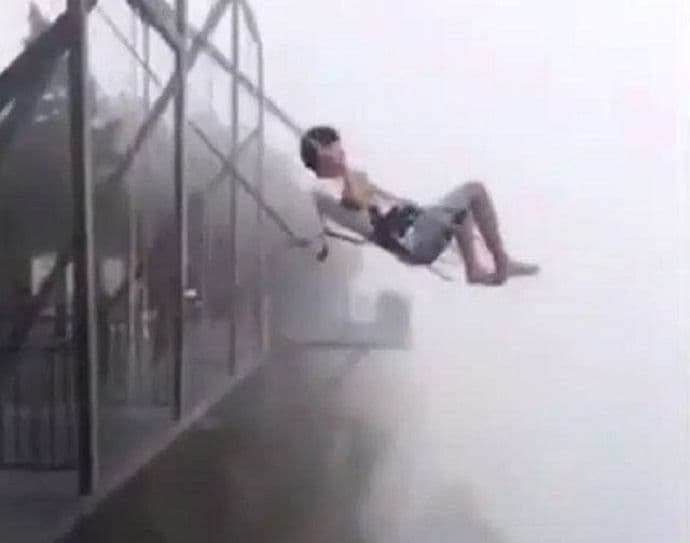 VIDEO: Ljuljanje nad provalijom od 300 metara VIDEO: Ljuljanje nad provalijom od 300 metara