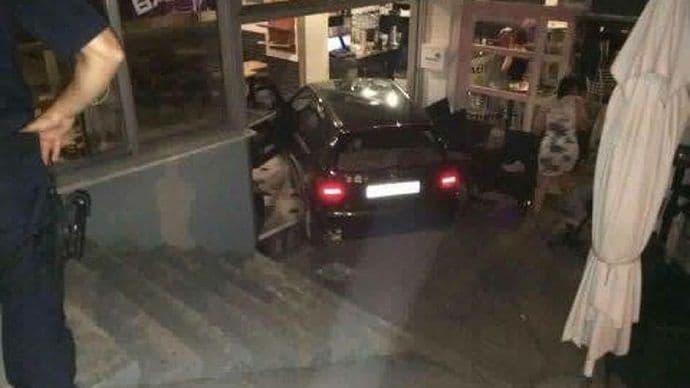 Pijana žena autom uletjela u kafić Pijana žena autom uletjela u kafić