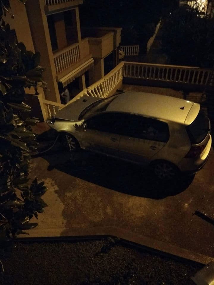 BUDVA: Automobilom sletio u dvorište kuće (FOTO) BUDVA: Automobilom sletio u dvorište kuće (FOTO)