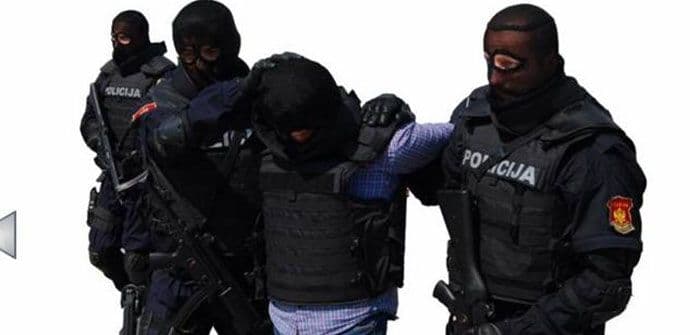 Kotor: U toku velika akcija specijalaca, uhapšen pomoćnik komandira policije Kotor: U toku velika akcija specijalaca, uhapšen pomoćnik komandira policije