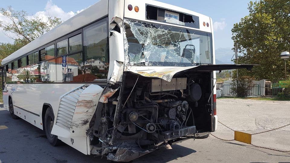 Bijela: Kamion udario u školski autobus, povrijeđena djevojčica! Bijela: Kamion udario u školski autobus, povrijeđena djevojčica!