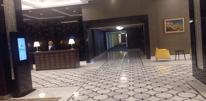 Cijene u hotelu "Hilton": Espreso 1,6 eura, točeno pivo 1,9 eura, limunada 3 eura... Cijene u hotelu "Hilton": Espreso 1,6 eura, točeno pivo 1,9 eura, limunada 3 eura...