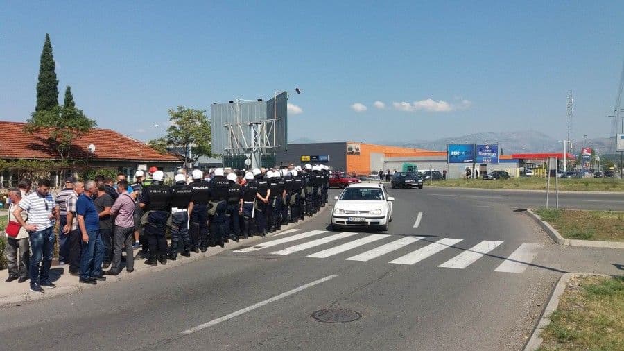 Bivši radnici KAP-a blokirali kružni tok na Zabjelu, nastala pometnja u saobraćaju Bivši radnici KAP-a blokirali kružni tok na Zabjelu, nastala pometnja u saobraćaju