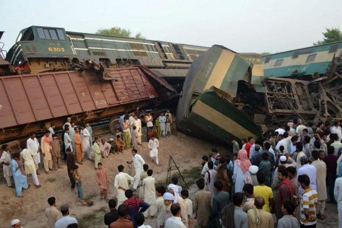U sudaru vozova šestoro mrtvih, 150 povrijeđenih U sudaru vozova šestoro mrtvih, 150 povrijeđenih