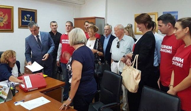 OO DPS Budva predao listu: Devet puta više potpisa od Zakonom propisane norme OO DPS Budva predao listu: Devet puta više potpisa od Zakonom propisane norme