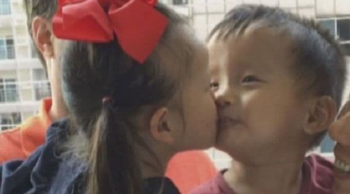 Dirljiv susret siročića koji je stegao srce svijetu (VIDEO) Dirljiv susret siročića koji je stegao srce svijetu (VIDEO)