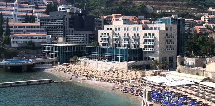 Koncert ispred hotela "Avala" za deceniju obnove nezavisnosti Koncert ispred hotela "Avala" za deceniju obnove nezavisnosti