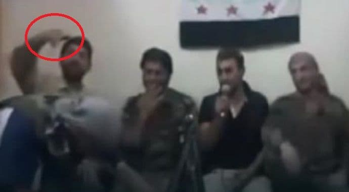 (Video) Sirijski pobunjenik htio da slika selfi, pa slučajno aktivirao eksploziv (Video) Sirijski pobunjenik htio da slika selfi, pa slučajno aktivirao eksploziv